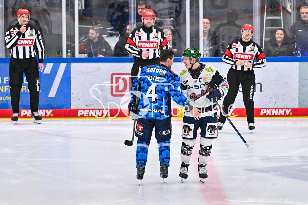 ERC Ingolstadt - Eisbären Berlin | INGOLSTADT, GERMANY - 18. DECEMBER: Morgan ELLIS (ERC Ingolstadt 4) und Jonas MÜLLER (Eisbären Berlin 18) begrüssen sich vor dem Match zwischen dem ERC Ingolstadt und den Eisbären Berlin am 29. Spieltag der Penny DEL in der Saturn Arena