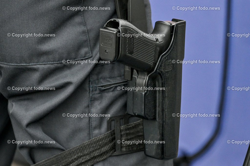 Landespolizeidirektion Ooe_ Pressekonferenz Sicherheitsbudget 2024_ 24.10.2023-29 | 24.10.2023, Landespolizeidirektion Oberoesterreich, AUT, Pressekonferenz Sicherheitsbudget 2024, im Bild Polizeiwaffe, Waffe, Schusswaffe, Pistole