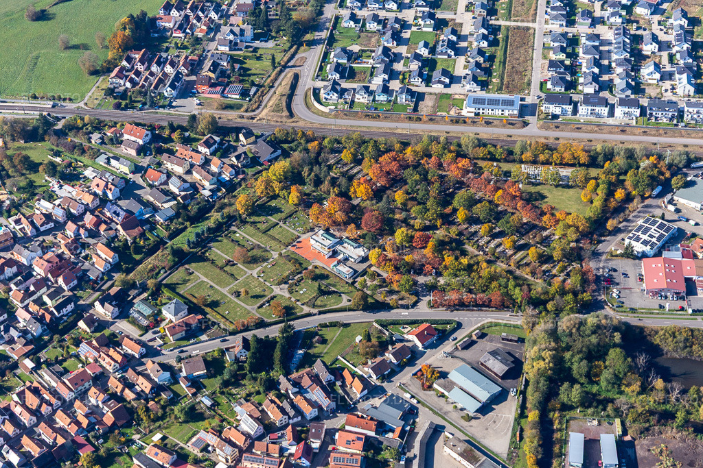Luftbild: Friedhof in Wörth am Rhein im Bundesland Rheinland-Pfalz in Deutschland. Foto: IMG_130036.jpg vom 24.10.2021 durch Werner Riehm/FLY-FOTO.de