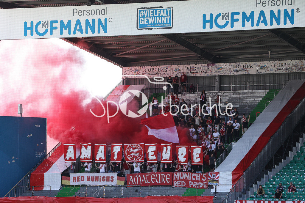 SpVgg Greuther Fürth II - FC Bayern Amateure | Die Fans der Bayern Amateure unterstuetzen ihr Team in Fuerth / Zuschauer / Ultras / Choreo / Choreographie/ Pyrotechnik / Pyro