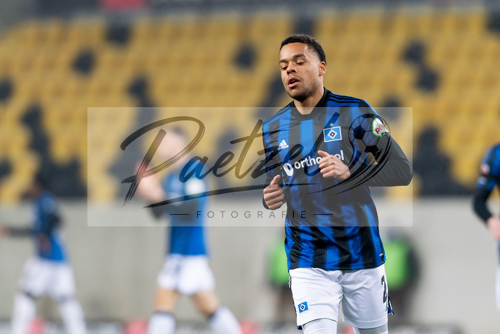 SGDHSV20220114_019 | Fussball, Herren: Jan Gyamerah (Hamburger SV) schaut bei dem Spiel der 2. Bundesliga zwischen SG Dynamo Dresden und Hamburger SV im Rudolf-Harbig-Stadion am 14.01.2022 in Dresden, Deutschland.DFB / DFL REGULATIONS PROHIBIT ANY USE OF PHOTOGRAPHS AS IMAGE SEQUENCES AND/OR QUASI-VIDEO. - Realisiert mit Pictrs.com