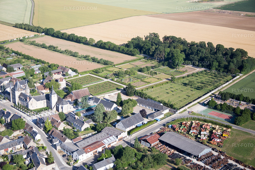Aerial view: Castle Park of Castle Talcy in Talcy in the state Loir et Cher, France. – Photo: IMG_082181.jpg taken on 06/20/2015 by Werner Riehm/FLY-FOTO.com – Resolution of the original: 5472 x 3648 px