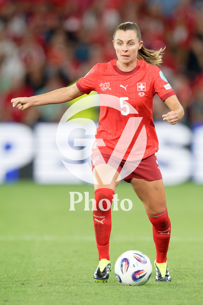 Finland v Switzerland: UEFA Women's EURO 2025 Group A | GENEVA, SWITZERLAND - JULY 10:Noelle Maritz of Switzerland controls the ball   during the UEFA Women's EURO 2025 Group A match between Finland and Switzerland at Stade de Geneve on July 10, 2025 in Geneva, Switzerland. (Photo by Giuseppe Velletri/Sports Press Photo/Getty Images)