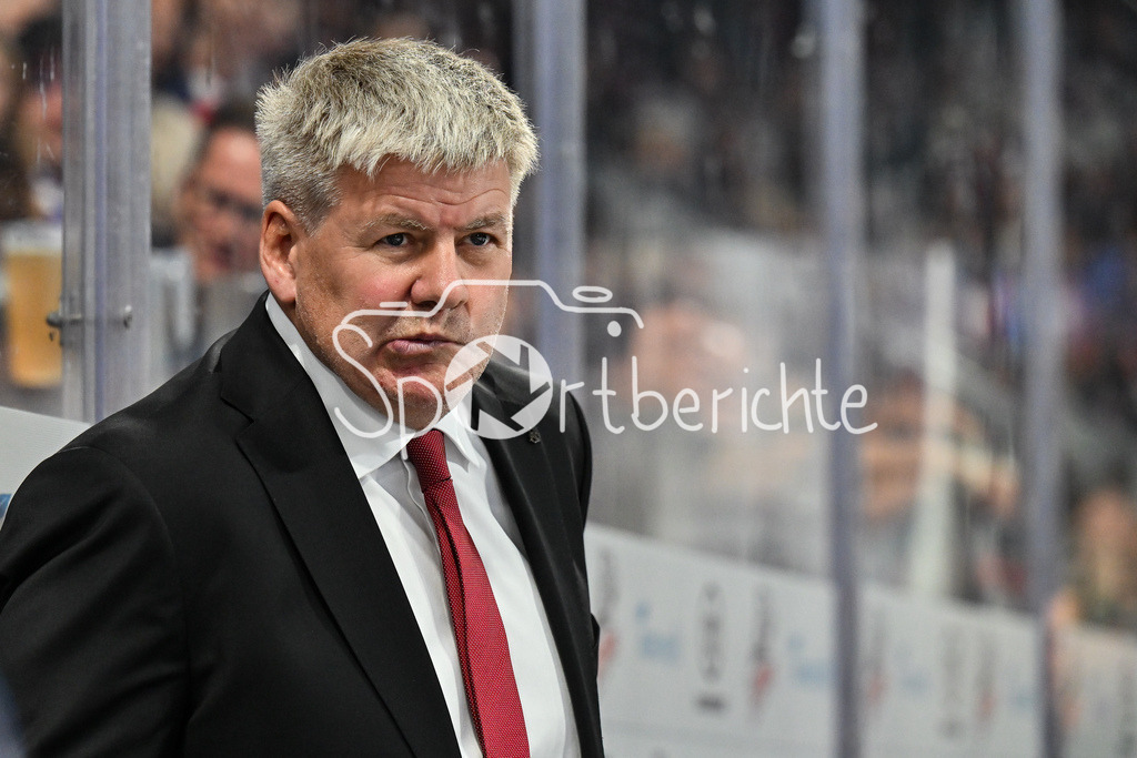 Nürnberg Ice Tigers - Augsburger Panther | Im Bild Bill PETERS Trainer Augsburger Panther / Einzelfoto / Freisteller / DEL: Nürnberg Ice Tigers - Augsburger Panther; PSD Bank Nürnberg ARENA am 12.09.2025