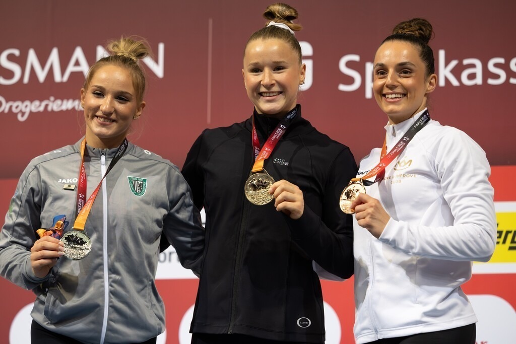 DM Finals 2026; Deutsche Meisterschaft im Gerätturnen 2026, Mehrkampf Frauen | DM Finals 2026; Deutsche Meisterschaft im Gerätturnen 2026, Mehrkampf Frauen***Von links  nach rechts: Karina Schönmaier (Silber), Silja Stöhr (Gold) und Pauline Schäfer-Betz (Bronze) zeigen ihre Medaillen - Realisiert mit Pictrs.com