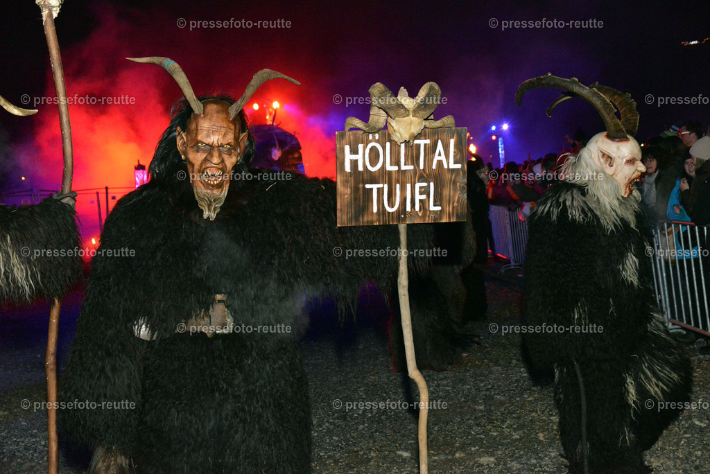 news-2022-Dez03-Krampusumzug-Reutte-WTV_5676 | Info aus dem Bezirk Reutte/Ausserfern Tirol sowie eine umfangreiche Bilddatenbank über die gesamte Region: Lechtal, Talkessel Reutte, Tannheimertal, Zwischentoren. Lech, Plansee, Zugspitze, Grenztunnel, B179, Fernpassstraße, Verkehr, Lawinen, Tradition, - Realisiert mit Pictrs.com