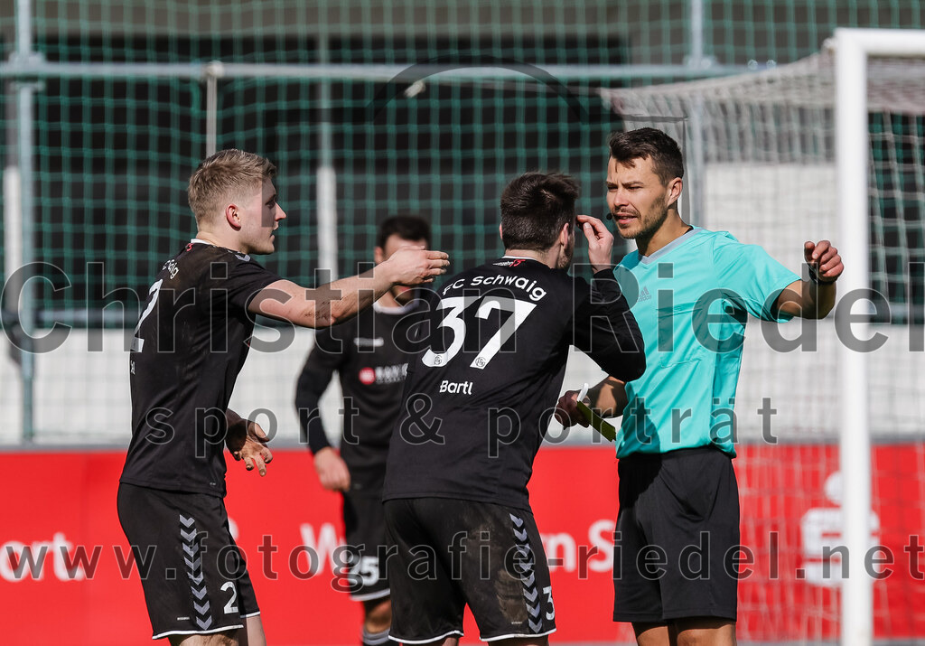 2024-02-24_091_FC_Schwaig_gegen_TSV_1880_Wasserburg | Oberding, Deutschland, 24.02.2024:
Fußball, 2. Runde Qualifikation TOTO-Pokal 2023 / 2024, 1. Spieltag, FC Schwaig gegen TSV 1880 Wasserburg, Endergebnis: 2:3

Tobias Jell (FC Schwaig, #2), Tobias Bartl (FC Schwaig, #37), Schiedsrichter Xaver Fabisch

Foto: Christian Riedel / fotografie-riedel.net