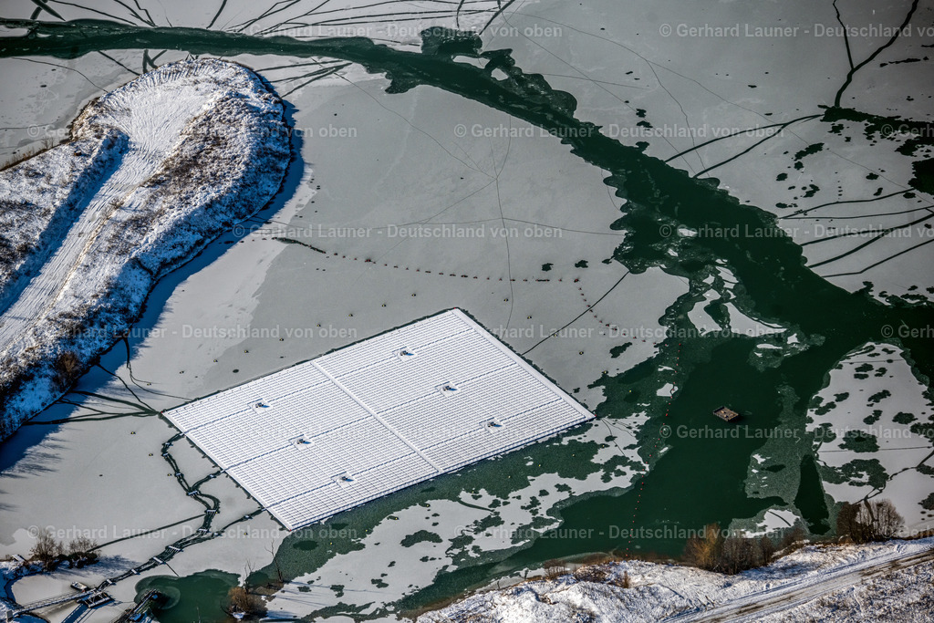 4043324 | schneebedecktes Solarkraftwerk auf dem Baggersee bei Dettelbach
