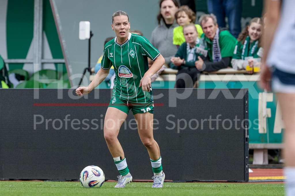 Fussball, Google Pixel Frauen-Bundesliga, SV Werder Bremen - TSG 1899 Hoffenheim | Juliane Wirtz (SV Werder Bremen, 28) am Ball, Einzelbild, Ganzkörper, Aktion, Action, Spielszene, DIE DFB-RICHTLINIEN UNTERSAGEN JEGLICHE NUTZUNG VON FOTOS ALS SEQUENZBILDER UND/ODER VIDEOÄHNLICHE FOTOSTRECKEN. DFB REGULATIONS PROHIBIT ANY USE OF PHOTOGRAPHS AS IMAGE SEQUENCES AND/OR QUASI-VIDEO.