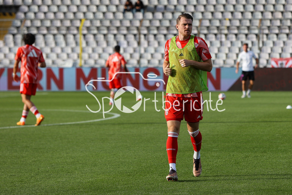 FC Bayern Amateure - FC Memmingen | Steve BREITKREUZ (FCB #26) beim warmmachen / Freisteller / Einzelfoto