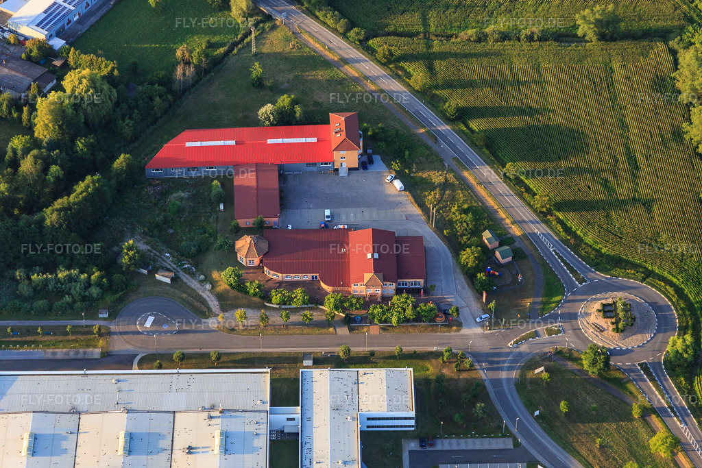 Luftbild: Lindas Tanzwelt und MZ Expert-Reports GmbH in Hagenbach im Bundesland Rheinland-Pfalz in Deutschland. Foto: IMG_121040.jpg vom 23.07.2020 durch Werner Riehm/FLY-FOTO.deWWW.LINDAS-TANZWELT.DE