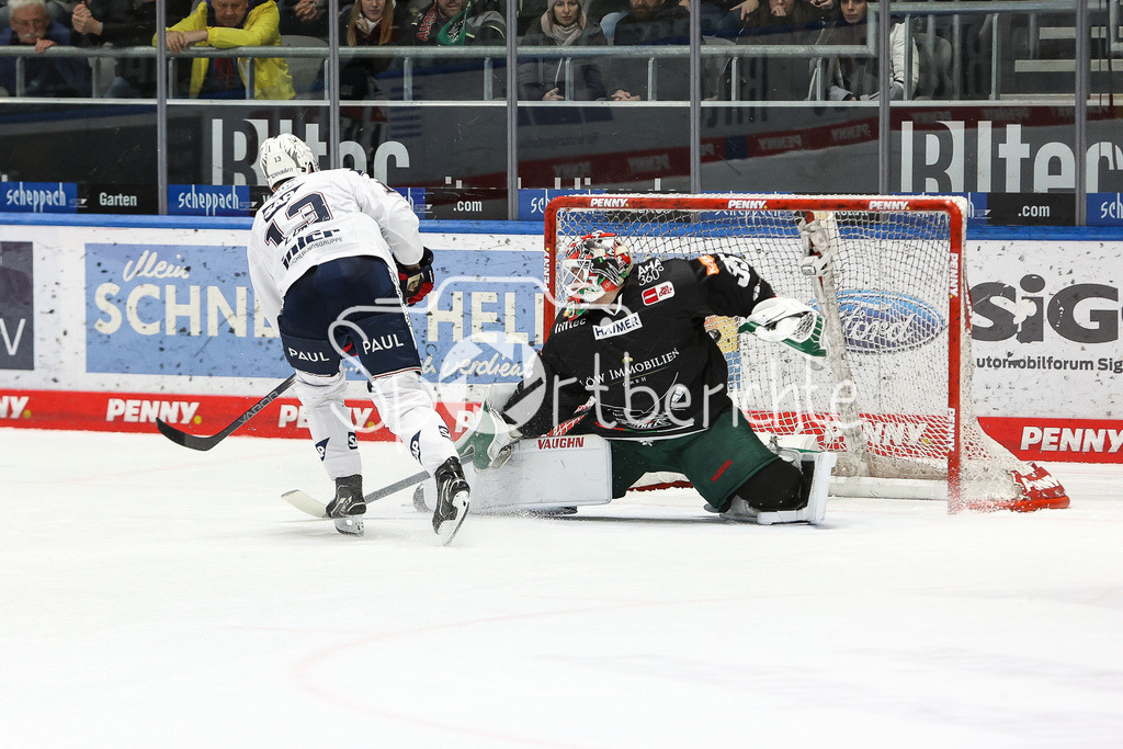 Augsburger Panther - Adler Mannheim | Stefan LOIBL (MERC #13) trifft mit seinem Penalty zum Sieg in Augsburg gegen Markus KELLER (AEV #35) / Siegtreffer