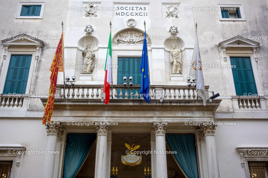 Italien_ Venedig_ 16.02.2024-17 | 16.02.2024, Italien, ITA, Venetien, Venedig, im Bild Venedig, Stadtansichten, Touristen, Reisefeature, venezianisch, Reise, Venedig, Venezia, Venetien, Stadtansicht, Campanile, Canale Grande, Markusplatz, Markuskirche, Touristen, Gondel, Gondolere, Faehre, Motorboot, Wassertaxi, Vaporetto, Adria, Lagune, Pfahlbauten, Bruecke, Rialtobruecke, La Gondola, Dogenpalast, Italien, Hochwasser, Creativ, Kreativ