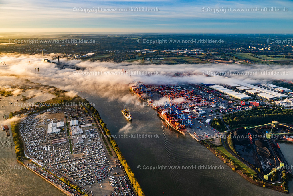 Hamburg_Altenwerder_Sonnenaufgang_Nebel_ELS_0480181023 | HAMBURG 18.10.2023 Containerterminal HHLA Container Terminal Altenwerder (CTA) im Nebel im Sonnenaufgang am Ufer der Elbe im Stadtteil Altenwerder in Hamburg. Weiterführende Informationen bei: HPA Hamburg Port Authority,  Hafen Hamburg Marketing e.V. (HHM),  Hamburger Hafen und Logistik Aktiengesellschaft. // Container terminal HHLA Container Terminal Altenwerder (CTA) in the fog at sunrise on the banks of the Elbe in the Altenwerder district in Hamburg. Further information at: HPA Hamburg Port Authority,  Hafen Hamburg Marketing e.V. (HHM),  Hamburger Hafen und Logistik Aktiengesellschaft. Foto: Martin Elsen