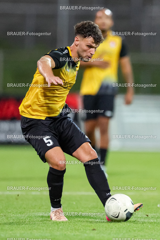 SB_KFCBAU_20250815_5672.JPG -  - KFC Uerdingen - SF Baumberg - Oberliga Niederrhein | Krefeld, Deutschland, 15.08.25: Ole Päffgen (KFC Uerdingen) in Aktion, am Ball, Einzelaktion während des Oberliga Niederrhein Spiels zwischen KFC Uerdingen - SF Baumberg in der Grotenburg Stadion am 15. August 2025 in Krefeld, Deutschland. (Foto von Stefan Brauer/Brauer-Fotoagentur)