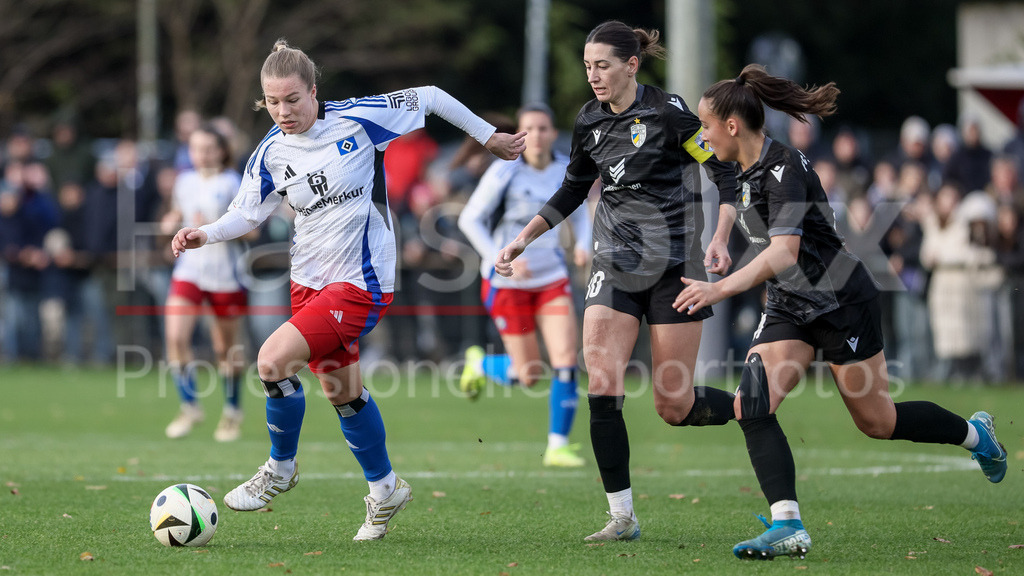 Fussball, DFB-Pokal Frauen, Hamburger SV - FC Carl Zeiss Jena | v.li.: Christin Meyer (Hamburger SV, 16), Merza Julevic (FC Carl Zeiss Jena, 10) und Nelly Juckel (FC Carl Zeiss Jena, 31) im Zweikampf, Duell, Dynamik, Aktion, Action, Spielszene, DIE DFB-RICHTLINIEN UNTERSAGEN JEGLICHE NUTZUNG VON FOTOS ALS SEQUENZBILDER UND/ODER VIDEOÄHNLICHE FOTOSTRECKEN. DFB REGULATIONS PROHIBIT ANY USE OF PHOTOGRAPHS AS IMAGE SEQUENCES AND/OR QUASI-VIDEO.