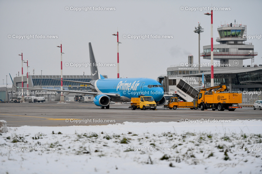 Flughafen Linz_ Linz Airport_ Linz-Hoersching_ 19.12.2022-1 | 19.12.2022, Linz Hoersching, AUT, Flughafen Linz, Linz Airport, im Bild beladen einer Transportmaschine