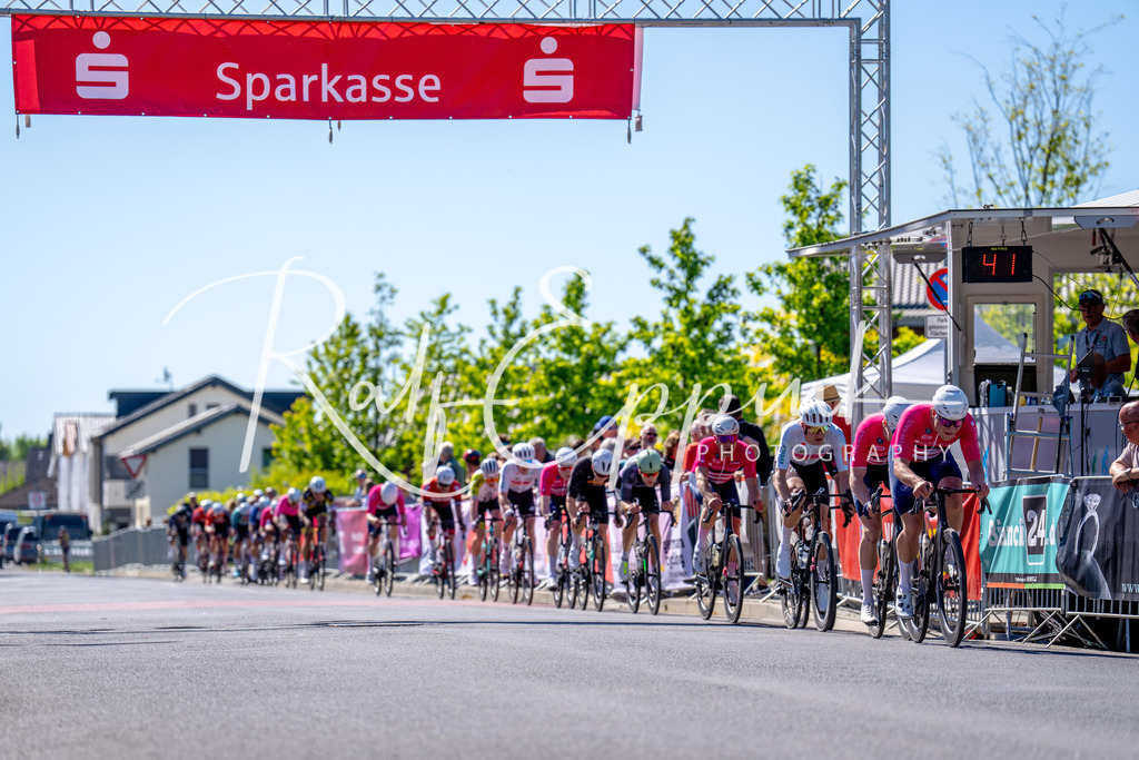 Spurt in den Mai 2026 - Großer Preis der Sparkasse Neuss | Annual one-day road cycling race "Großer Preis der Sparkasse Neuss" held in Büttgen, Germany, organized by VfR Büttgen 1912 e.V. The event features multiple races across all age categories from U11 youth to Elite men. - Realisiert mit Pictrs.com