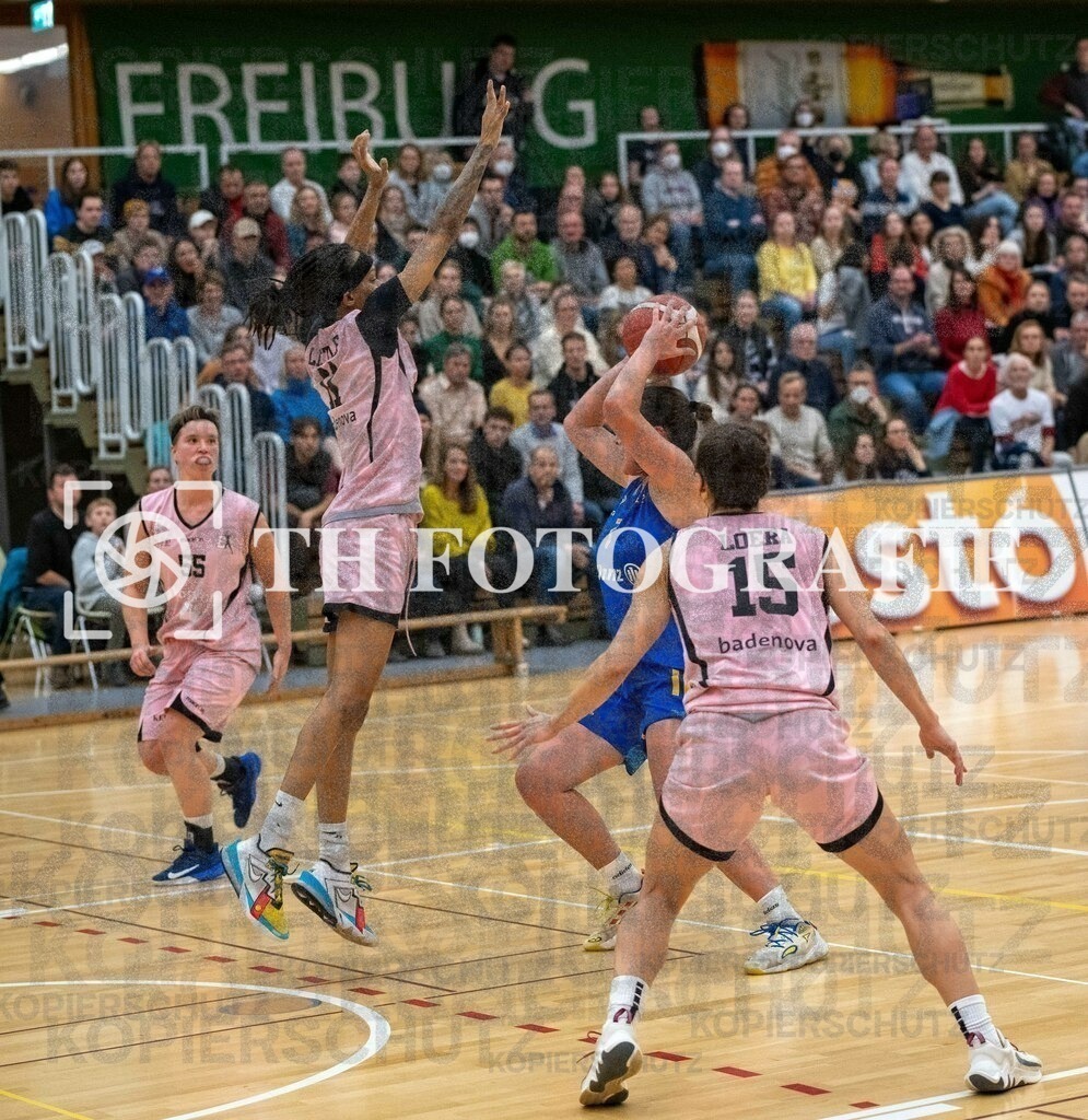 GER, Eisvoegel USC Freiburg - Alba Berlin, Basketball, Toyota Damen Basketball Bundesliga, 6. Spieltag, Saison 2022/2023, 12.11.2022 | Am Ball Leoni Kreyenfeld (Alba Berlin Frauen, #07). Es versuchen Pauline Mayer (USC Eisvoegel Freiburg, #55), Hannah Little (USC Eisvoegel Freiburg, #11), Jessica Loera (USC Eisvoegel Freiburg, #15) 

GER, Eisvoegel USC Freiburg - Alba Berlin, Basketball, Toyota Damen Basketball Bundesliga, 6. Spieltag, Saison 2022/2023, 12.11.2022

Foto: THF Sport/Thomas Heß