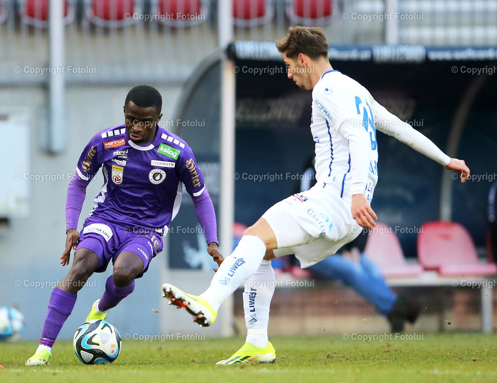 A_LUI_25022024_06 | SPORT,FUSSBALL, ADMIRAL BUNDESLIGA AUSTRIA KLAGENFURT - BLAU WEISS LINZ 25.02.2024 IM BILD :OWUSU BONNAH  (KLAGENFURT) UND MEHMET IBRAHIMI  (BLAUWEISSLINZ) FOTO:FOTOLUIMW