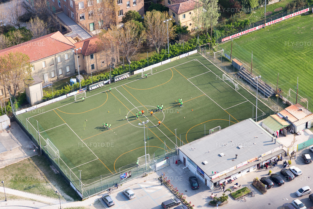 Luftbild: Sportplatz in Igea Marina im Bundesland Emilia-Romagna in Italien. – Foto: IMG_098403.jpg vom 05.04.2017 durch Werner Riehm/FLY-FOTO.de – Auflösung des Originals: 5472 x 3648 px