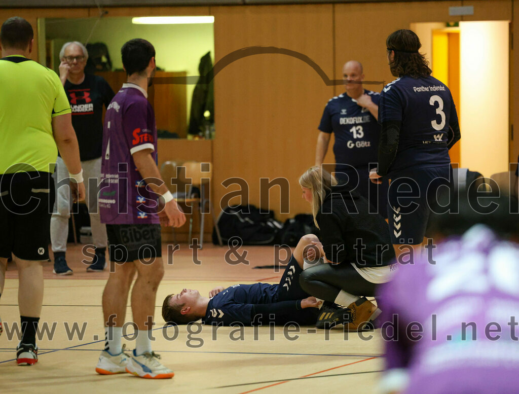 2023-12-09_040_SpVgg_Altenerding_gegen_TSV_Indersdorf | Erding, Deutschland, 09.12.2023:
Handball, Bezirksoberliga Männer 2023 / 2024, 10. Spieltag, SpVgg Altenerding gegen TSV Indersdorf, Endergebnis: 42:25

Simon Rüdiger (SpVgg Altenerding, #7), Kathleen Klonek (TSV Indersdorf), Tobias Bärsch (TSV Indersdorf, #3)

Foto: Christian Riedel / fotografie-riedel.net