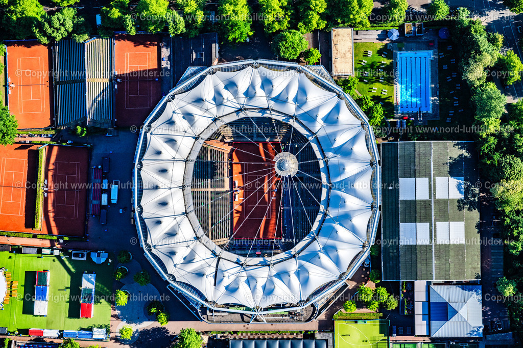 Hamburg_Rothenbaum_Tennis_Stadion_Senkrechtaufnahme_ELS_2710240525 | HAMBURG 24.05.2025 Senkrecht- Luftbild aus der Satelliten- Perspektive vom Tennisarena am Rothenbaum in Hamburg. Das ATP-Turnier von Hamburg (offiziell International German Open) ist ein deutsches Herren-Tennisturnier, das jährlich am Hamburger Rothenbaum ausgetragen wird. Der Wettbewerb gehörte zur Masters-Serie der ATP und hieß früher Hamburg Masters, heute ATP World Tour 500. Weiterführende Informationen bei: Alfred Rein Ingenieure GmbH,  Deutscher Tennis Bund e. V.,  ECE Projektmanagement G.m.b.H & Co. KG,  Hamburg sports & entertainment GmbH,  Textil Bau GmbH. // Vertical aerial view from the satellite perspective of the the tennis arena at Rothenbaum in Hamburg. The ATP tournament in Hamburg (official German International Open) is a German men's tennis tournament which is held annually at Hamburg Rothenbaum. Further information at: Alfred Rein Ingenieure GmbH,  Deutscher Tennis Bund e. V.,  ECE Projektmanagement G.m.b.H & Co. KG,  Hamburg sports & entertainment GmbH,  Textil Bau GmbH. Foto: Martin Elsen