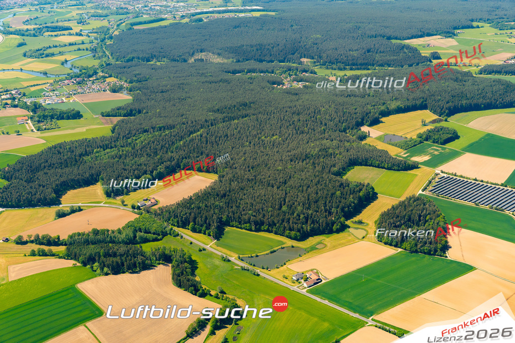 Das Luftbild zeigt : Hitzelsberg Stamsried - Die Luftaufnahme wurde 2024 vom UL-Flugzeug aus erstellt ( keine Drohne ) - Hochauflösende Luftaufnahme - Für grossformatige Ausdrucke geeignet. Die Geschenkidee !Mit Lizenz und Bildrechte bestellbar