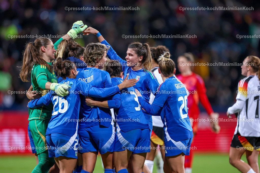DFB02122401135 | 02.12.2024, Fußball Länderspiel Frauen, Deutschland - Italien, Vonovia-Ruhrstadion Bochum, Saison 2024 2025: Abschlussjubel der Italienerinnen nach dem 2:1 Sieg gegen DeutschlandDFB regulations prohibit any use of photographs as image sequences and or quasi-video.