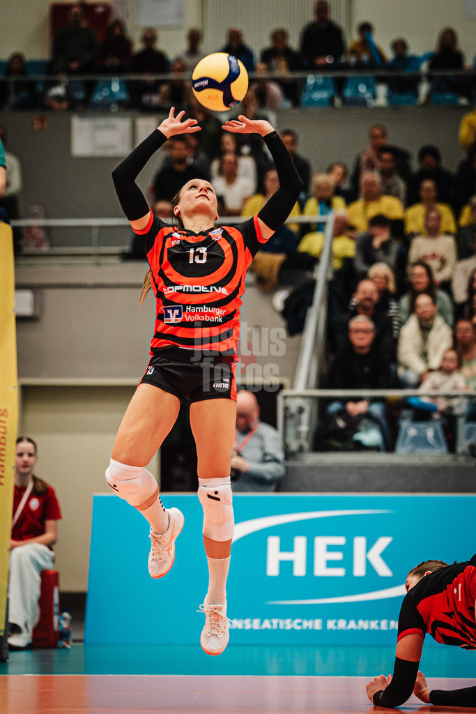 Volleyball | Frauen | Saison 2025/2026 | Volleyball Bundesliga | ETV Hamburger Volksbank Volleys vs. SSC Palmberg Schwerin | 17.01.2026 | Kathleen Weiß (#13, ETV Hamburger Volksbank Volleys) beim Zuspiel