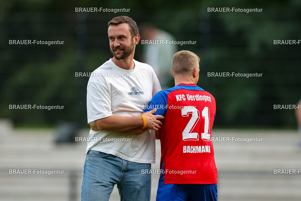 1_KFCWAT_20250723_0642.JPG -  - KFC Uerdingen - SG Wattenscheid 09 - Testspiel | Krefeld, Deutschland, 23.07.25: Geschäftführer Sport Michael Nagorny (KFC Uerdingen) begrüßt Jan Bachmann (KFC Uerdingen)  waehrend des Testspiel Spiels zwischen KFC Uerdingen - SG Wattenscheid 09 in der Covestro Sportpark am 23. July 2025 in Krefeld, Deutschland. (Foto von Stefan Brauer/Brauer-Fotoagentur)