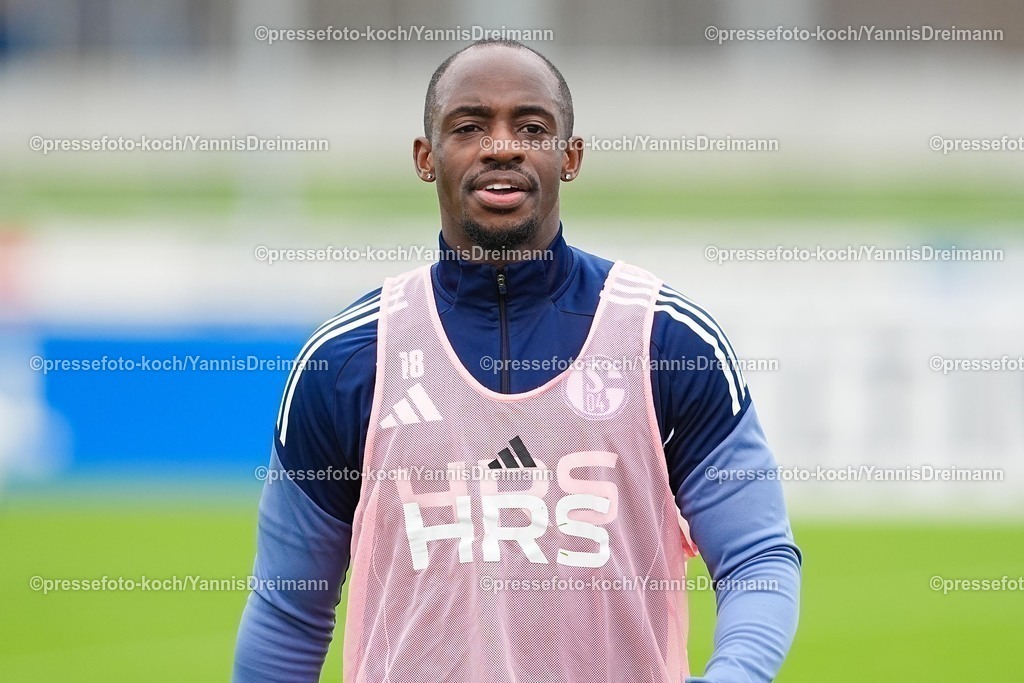 xYDR08102501092 | 08.10.2025, xydrx, Fußball, Öffentliches Training FC Schalke 04: Kenan Karaman (FC Schalke 04 #19)
