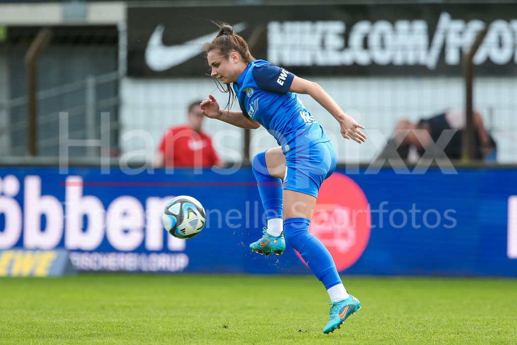 Fussball, 2. Frauen-Bundesliga, SV Meppen - SC Sand | v.li.: Kornelia Grosicka (SV Meppen, 9) am Ball, Freisteller, Einzelbild, Ganzkörper, Aktion, Action, Spielszene, DIE DFB-RICHTLINIEN UNTERSAGEN JEGLICHE NUTZUNG VON FOTOS ALS SEQUENZBILDER UND/ODER VIDEOÄHNLICHE FOTOSTRECKEN. DFB REGULATIONS PROHIBIT ANY USE OF PHOTOGRAPHS AS IMAGE SEQUENCES AND/OR QUASI-VIDEO.