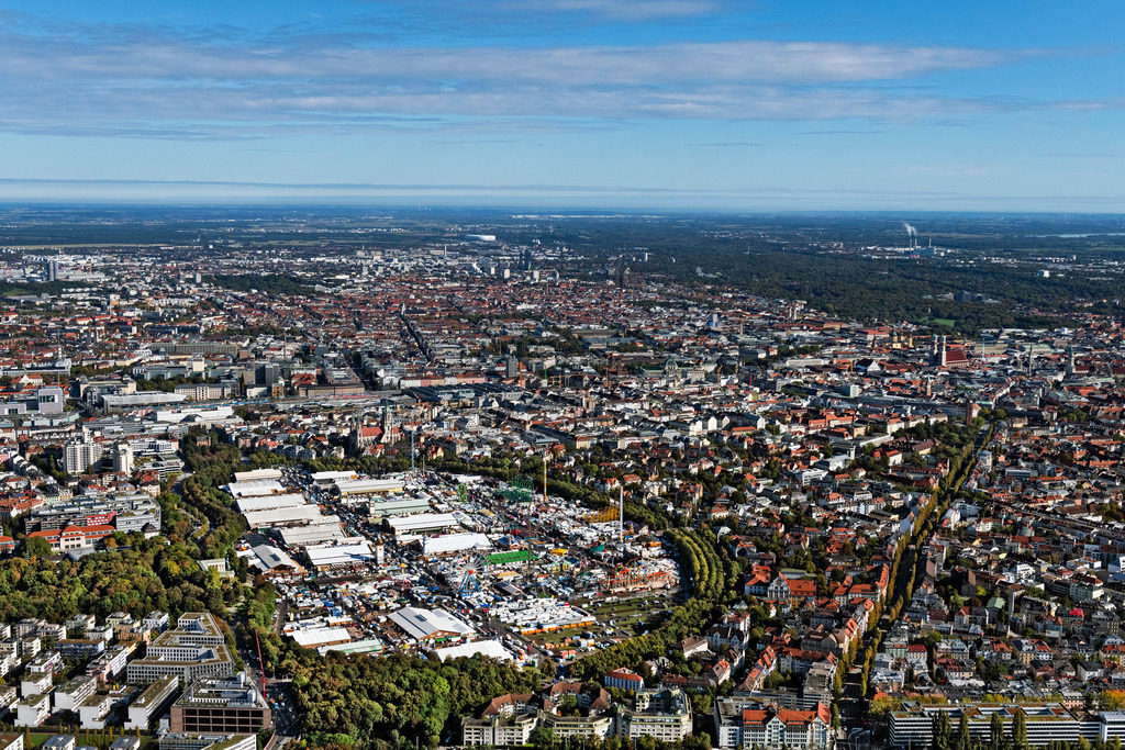dr__0054178.jpg | MüNCHEN 07.10.2024 Festgelände des Münchener Oktoberfestes auf der Theresienwiese in München im Bundesland Bayern. Weiterführende Informationen bei: Portal München Betriebs-GmbH & Co. KG. // Festival grounds of the Munich Oktoberfest on the Theresienwiese in Munich in the state of Bavaria. Further information at: Portal Muenchen Betriebs-GmbH & Co. KG. Foto: Daniel Reiter