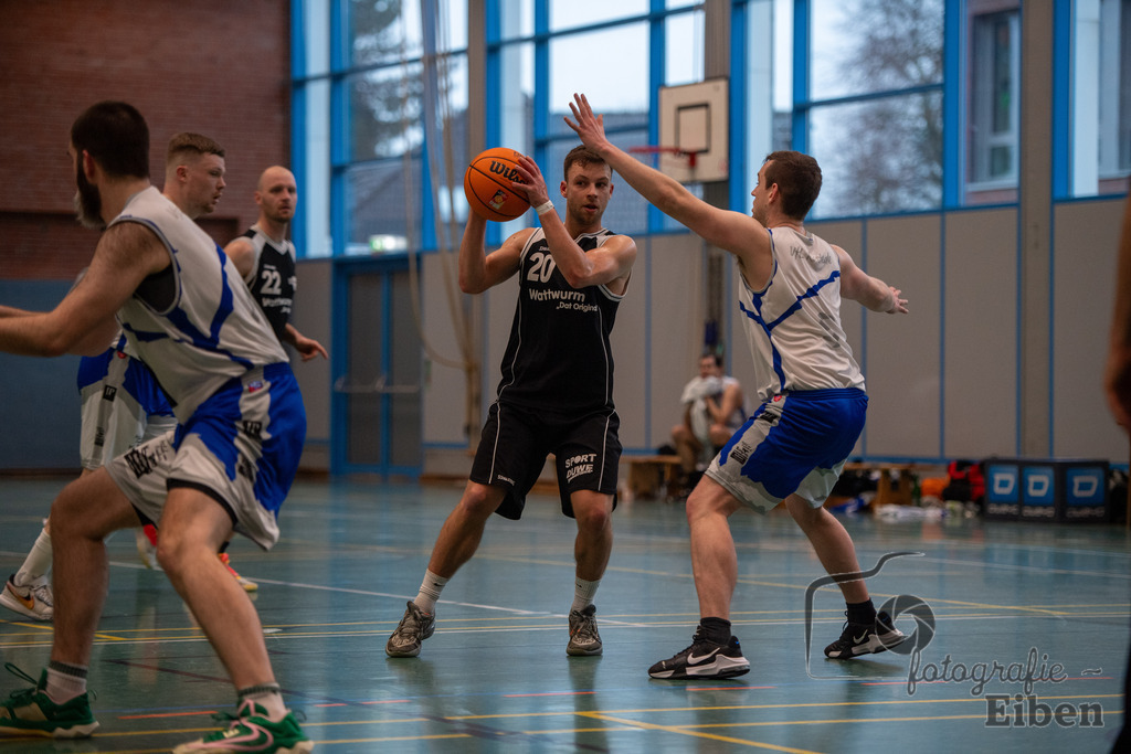 VFL Rastede 2-VfL Edewecht Wattworms | VFL Rastede II (weiß)-VfL Edewecht Wattworms (schwarz) am 18.02.2024; in Kleibrok (Sporthalle Zur-Windmühlen-Straße), Photo: Philip Eiben 2024 - Realisiert mit Pictrs.com