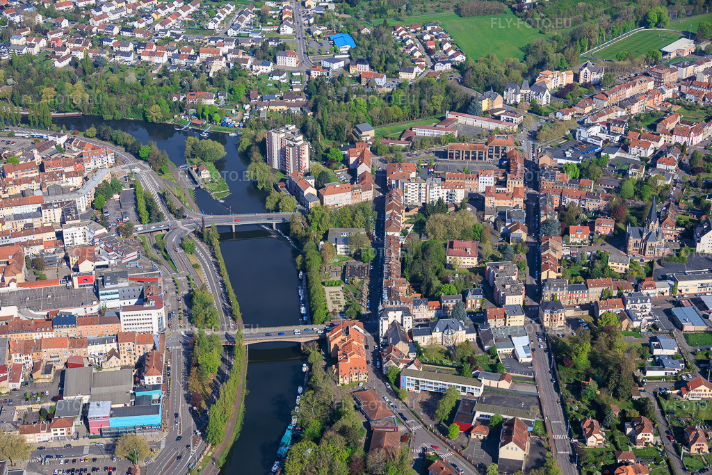 Vue aérienne: Ponts de la Sarre, Pont de l'Europe et Pont des Alliés, île de l'écluse 28 Saargemünd et port de plaisance du sud à le quartier Blies Sud in Saargemünd dans le département Moselle, France.Photo: IMG_154567.jpg prise le 18/04/2026 par Werner Riehm/FLY-FOTO.euRésolution de l'original: 6000 x 4000 pxWWW.VNF.FR
