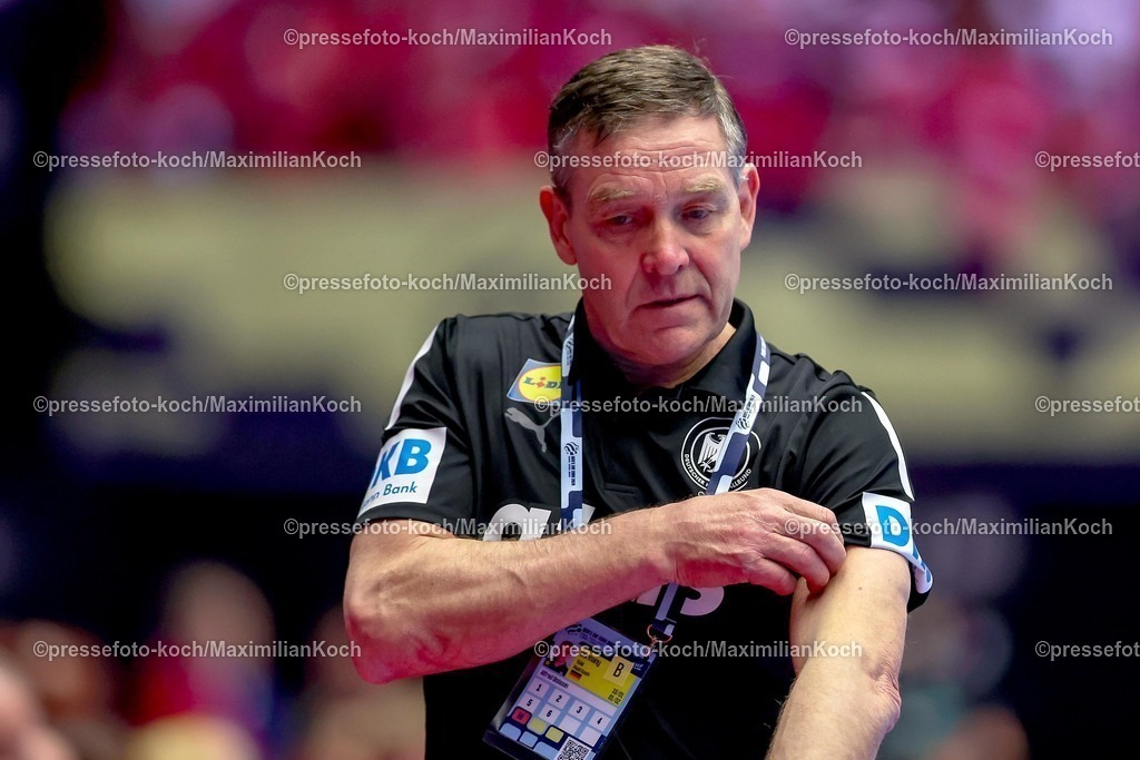 EHF26012603081 | 26.01.2026, Handball, Men's EHF EURO 2026, Deutschland - Dänemark, Jyske Bank Boxen in Herning, Dänemark, Main Round: Headcoach Alfred Gislason (Germany #hc) gestikulierend am Spielfeldrand  enttäuscht Enttäuschung 