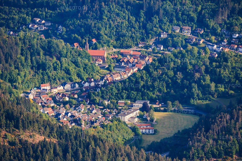 Luftbild: Ortsansicht aus Süden in Schiltach im Bundesland Baden-Württemberg in Deutschland.Foto: IMG_156486.jpg vom 17.05.2026 durch Werner Riehm/FLY-FOTO.deAuflösung des Originals: 5767 x 3844 px
