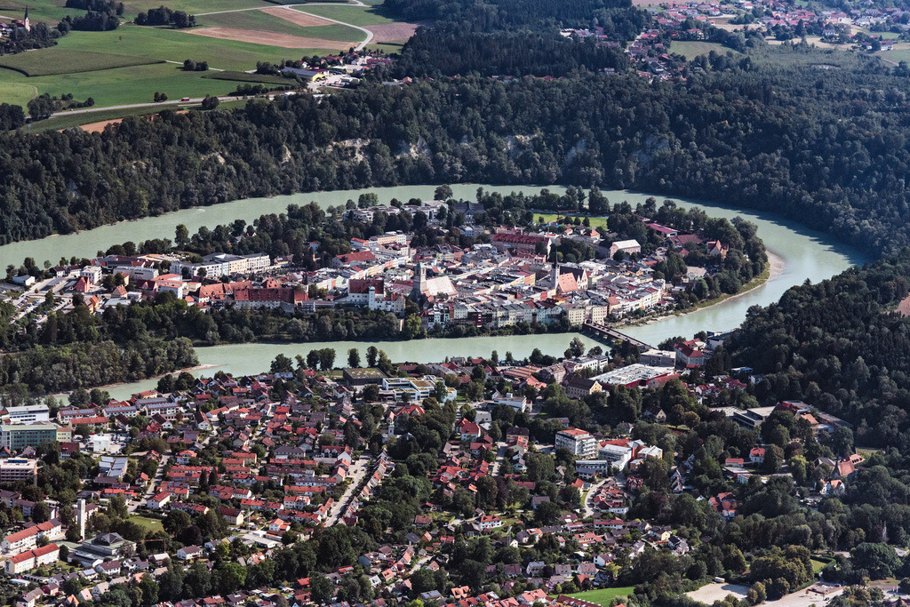 dr__0011811.jpg | WASSERBURG AM INN 20.07.2018 Stadtgebiet mit Außenbezirken und Innenstadtbereich in Wasserburg am Inn im Bundesland Bayern, Deutschland. // City area with outside districts and inner city area in Wasserburg am Inn in the state Bavaria, Germany. Foto: Daniel Reiter