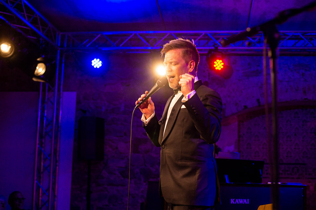 Tom Gaebel & His Trio | Tom Gaebel & His Trio im Forte Belvedere Leisnig zum Festival Hallo Leisnig 2022. - Realisiert mit Pictrs.com