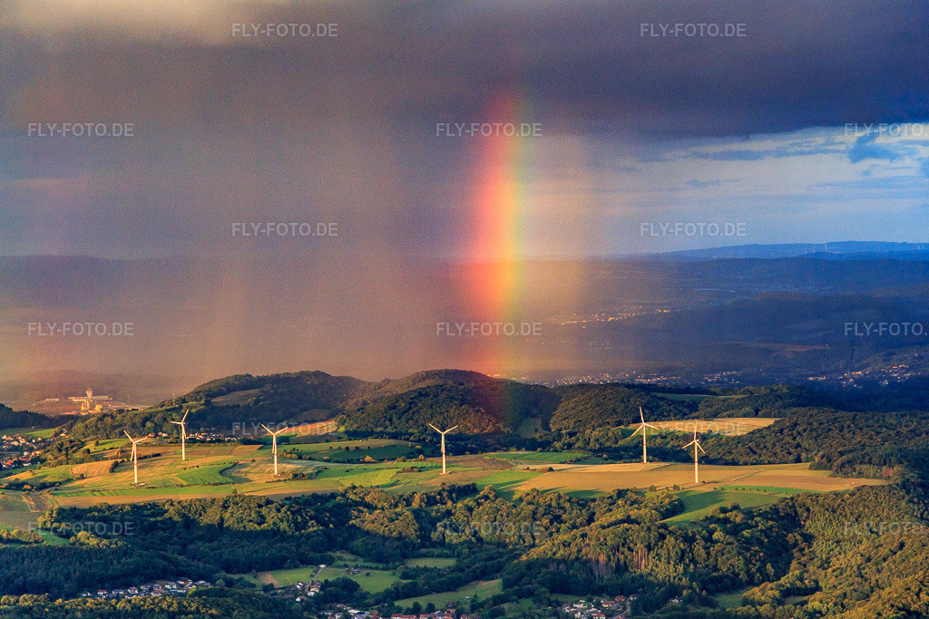 Luftbild: Windpark Merchingen vor einer Regenwand mit Regenbogen im Ortsteil Merchingen in Merzig im Bundesland Saarland in Deutschland. Foto: IMG_149623.jpg vom 05.09.2025 durch Werner Riehm/FLY-FOTO.de