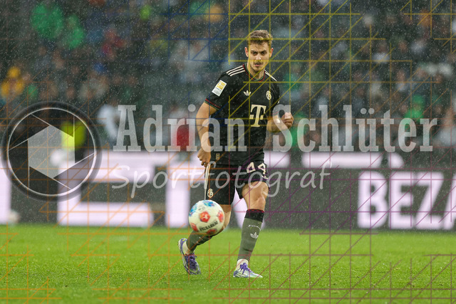 Borussia Mönchengladbach vs FC Bayern München - Bundesliga  | Mönchengladbach, Deutschland, 25.10.25:   Josip Stanisic (FC Bayern München) in Aktion am Ball, Einzelaktion waehrend des Spiels der Bundesliga zwischen Borussia Mönchengladbach vs FC Bayern München im Stadion im Borussia Park(Foto von Brauer-Fotoagentur / Adrian Schlueter)