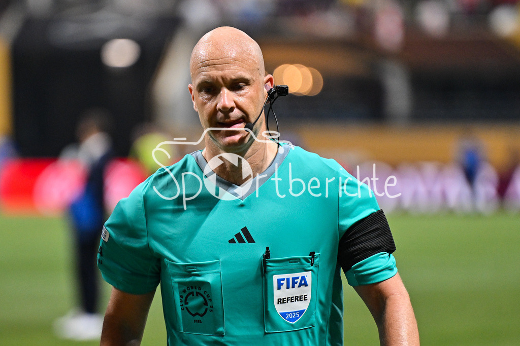 Paris Saint Germain - FC Bayern München | im Bild Schiedsrichter Anthony TAYLOR nach der Partie / Einzelfoto / Freisteller / FIFA Club World Cup: Paris Saint Germain - FC Bayern Muenchen, Mercedes Benz Stadium am 05.07.2025 / NOT FOR SALE IN USA
