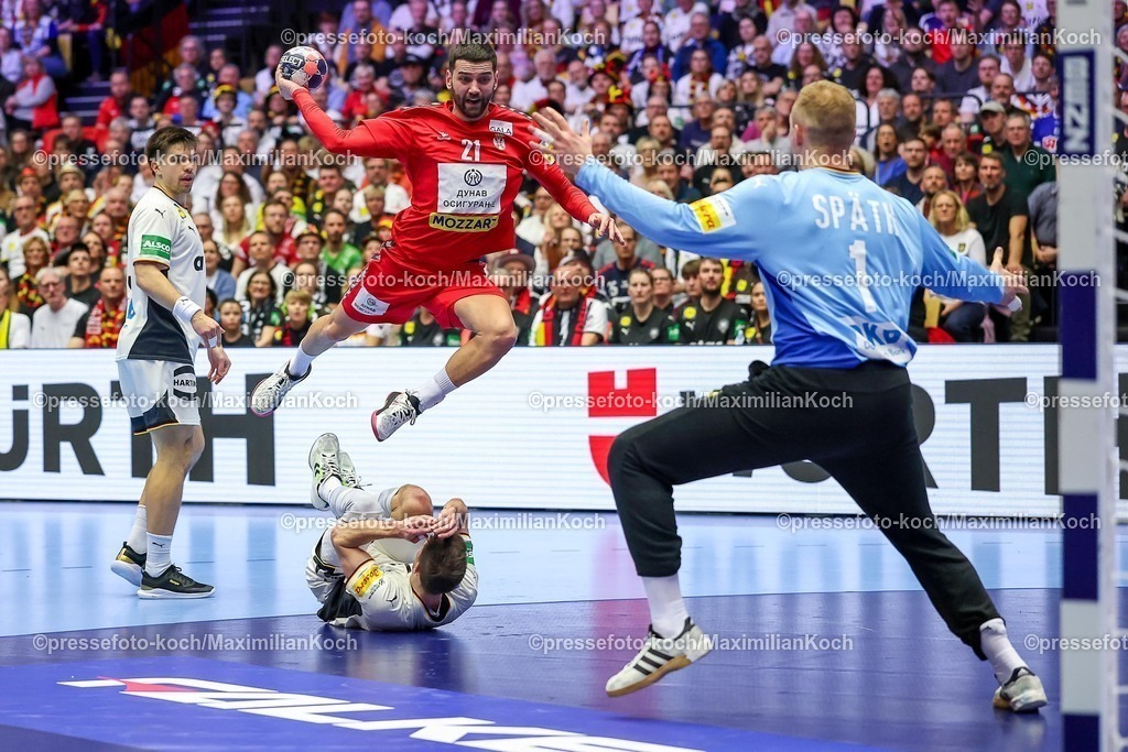 EHF17012602032 | 17.01.2026, Handball, Men's EHF EURO 2026, Deutschland - Serbien, Jyske Bank Boxen in Herning, Dänemark, Preliminary Round:  Vanja Ilic (Serbien #21) wirft auf das Tor von  David Späth (Germany #01) der dem Ball pariert
