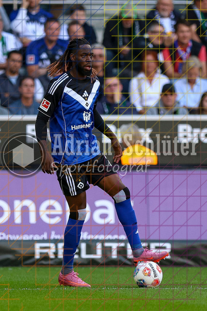 Borussia Mönchengladbach vs Hamburger SV - Bundesliga  | Mönchengladbach, Deutschland, 24.08.25:   Jordan Torunarigha (Hamburger SV) in Aktion am Ball, Einzelaktion waehrend des Spiels der Bundesliga zwischen Borussia Mönchengladbach vs Hamburger SV im Stadion im Borussia Park(Foto von Brauer-Fotoagentur / Adrian Schlueter)