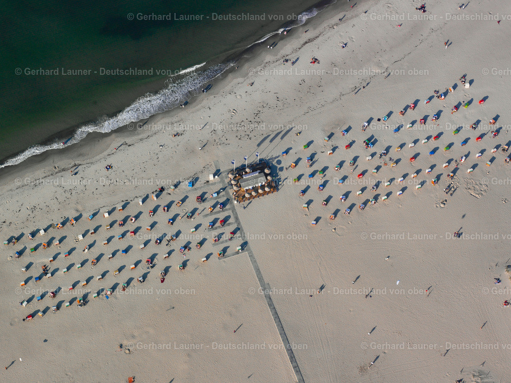 9400301 | Warnemünde 08.09.2021 Strandkorb- Reihen am Sand- Strand im Küstenbereich der Ostsee im Ortsteil Warnemünde in Rostock im Bundesland Mecklenburg-Vorpommern, Deutschland. // beach chair on the sandy beach ranks in the coastal area of Baltic Sea in the district Warnemuende in Rostock in the state Mecklenburg - Western Pomerania, Germany. Foto: Gerhard Launer
