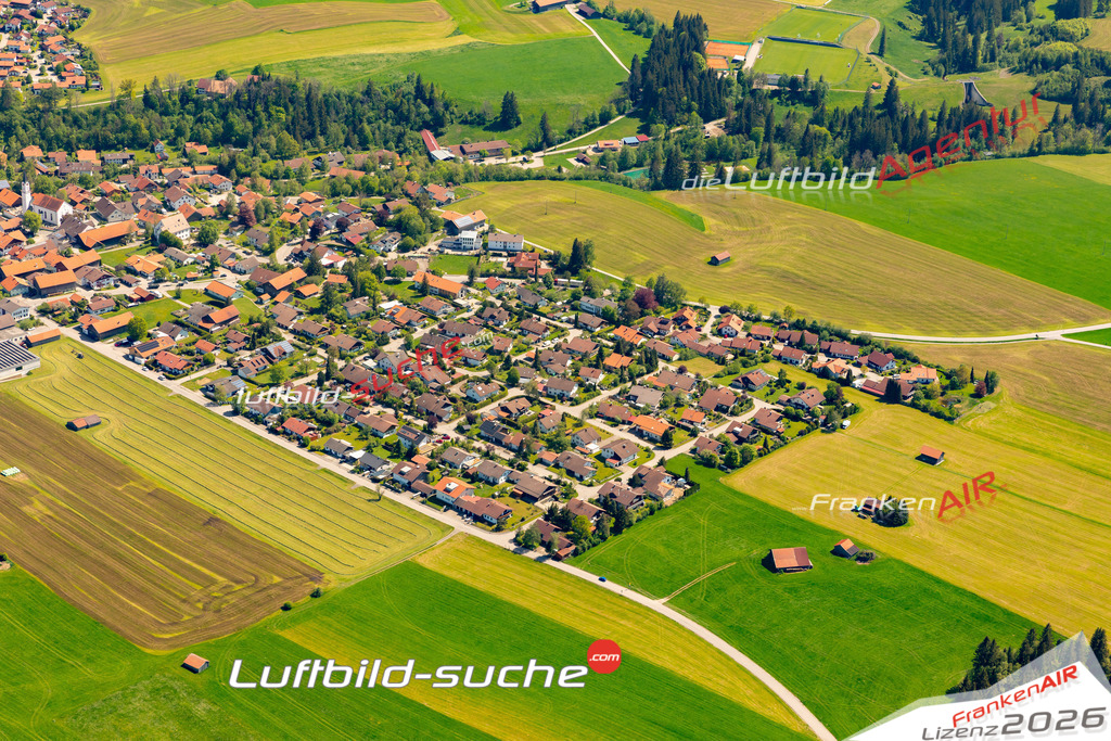 Das Luftbild zeigt :  Görisried - Die Luftaufnahme wurde 2024 vom UL-Flugzeug aus erstellt ( keine Drohne ) - Hochauflösende Luftaufnahme - Für grossformatige Ausdrucke geeignet. Die Geschenkidee !Mit Lizenz und Bildrechte bestellbar