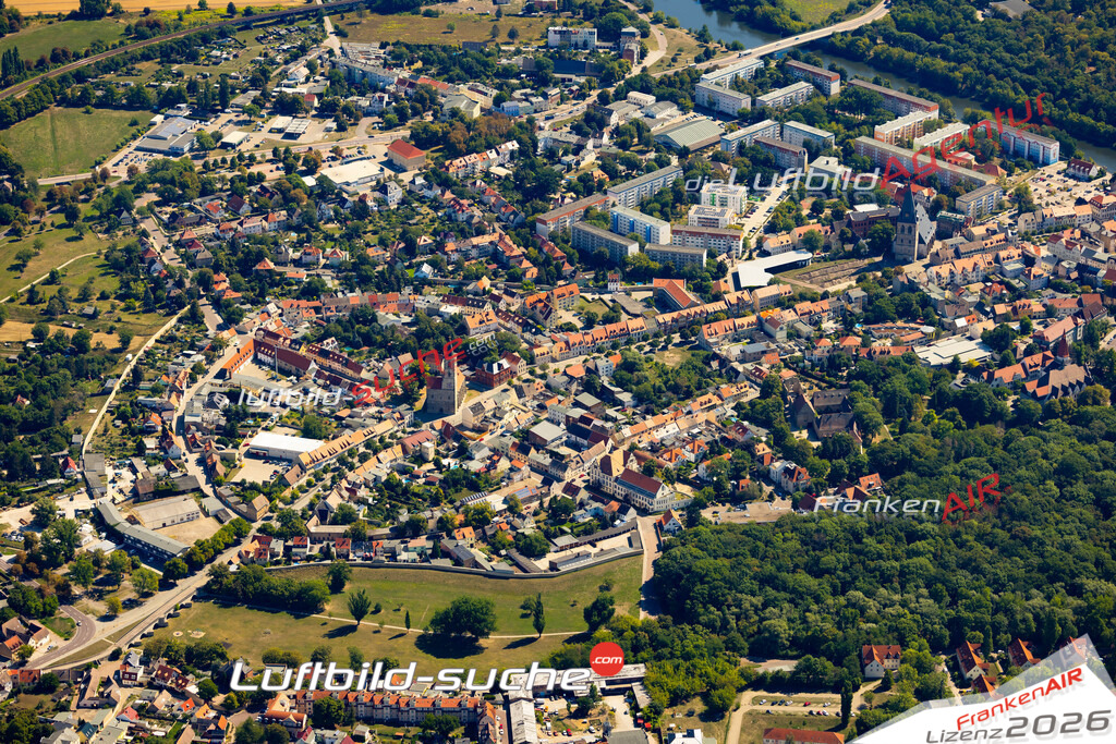 Das Luftbild der Stadt Bernburg wurde 2022 vom Flugzeug heraus erstellt (keine Drohnen-Aufnahmen) Aufnahmehöhe ca.450 Meter- hohe Bildauflösung und Druck-Qualität. Garantiert!
