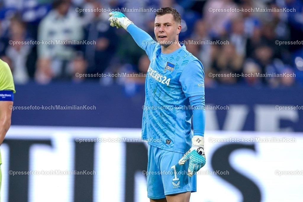 S0401082501062 | 01.08.2025, Fußball, FC Schalke 04 - Hertha BSC, 1.Spieltag, 2. Fußball Bundesliga, Veltins-Arena Gelsenkirchen, Saison 2025 2026: Torwart Tjark Ernst (Hertha BSC #01) DFB regulations prohibit any use of photographs as image sequences and or quasi-video.