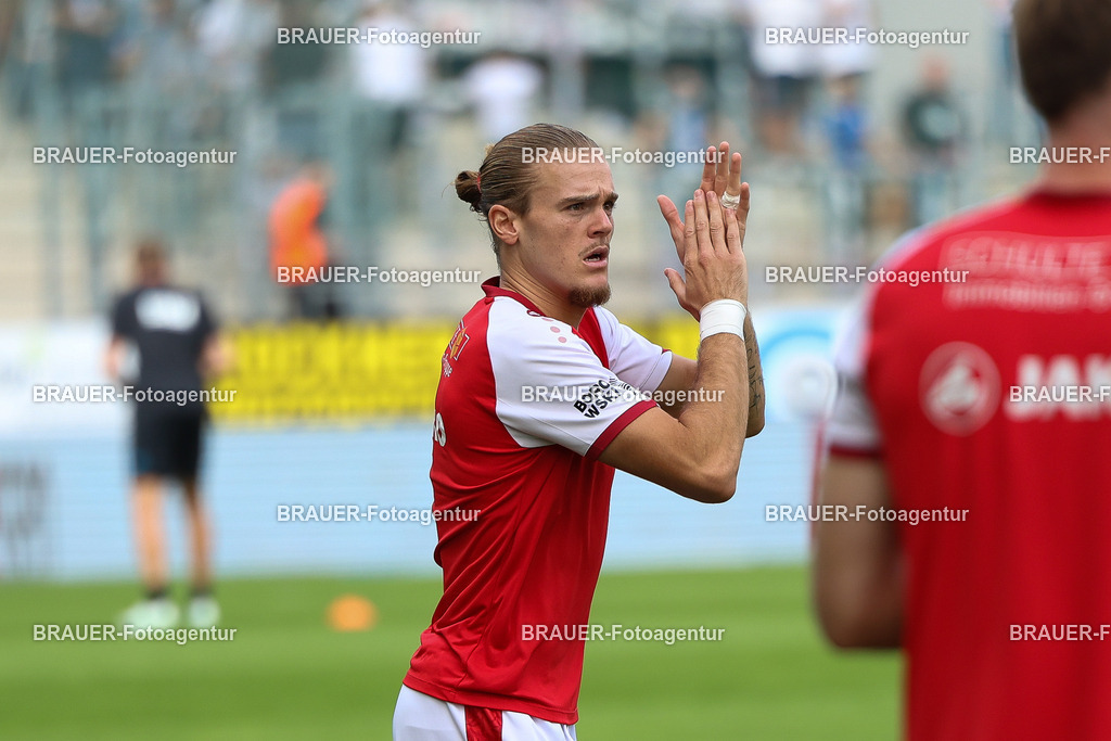 Rot-Weiss Essen - Hansa Rostock | Essen, Deutschland, 20.09.2025 Tom Moustier  (Rot-Weiss Essen) begrüßt die Fanswährend des 3.Liga Spiels zwischen  Rot-Weiss Essen und Hansa Rostock am 20.09.2025 im Stadion an der Hafenstraße in Essen. (Foto von Timo Bluhmki-Schmidt/Brauer Fotoagentur